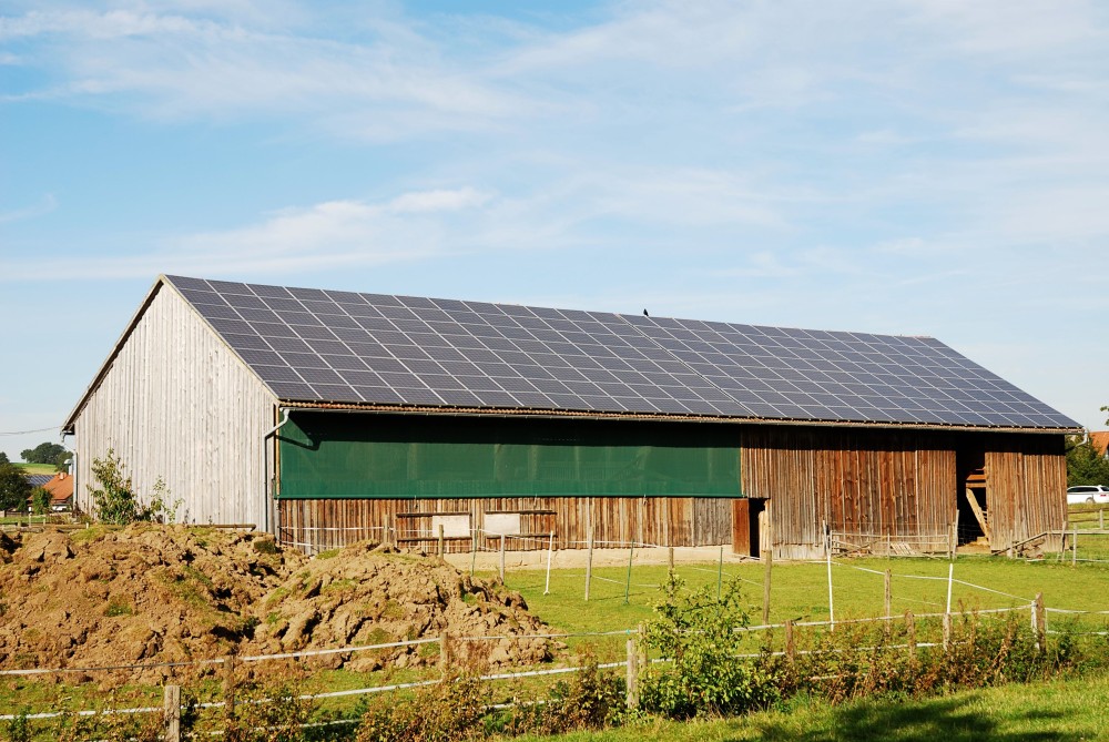 Photo d'un hangar dont le toit est recouvert de panneaux solaires