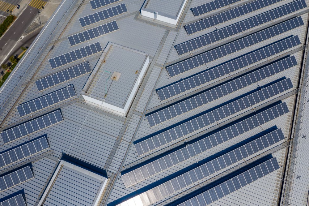Lignes de panneaux solaires sur un toit industriel