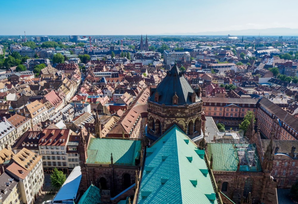 Vue aérienne d'une ville avec des bâtiments historiques
